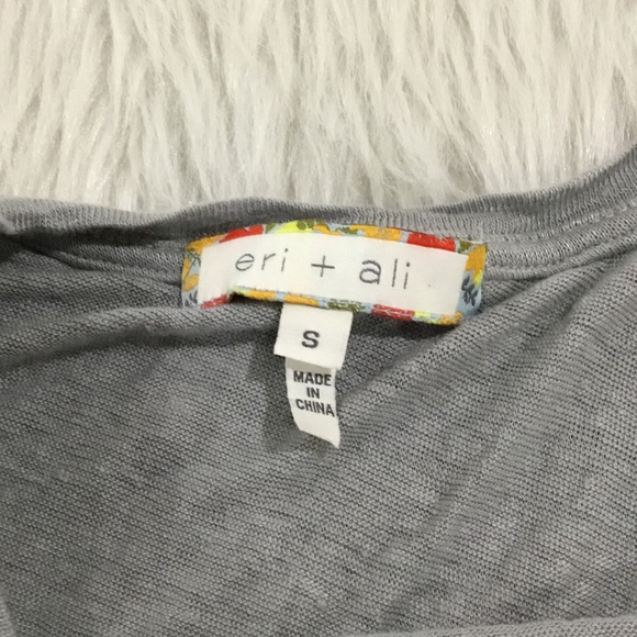 Anthropologie eri and Ali boho oversized gray ruffle top size small - Picture 3 of 5